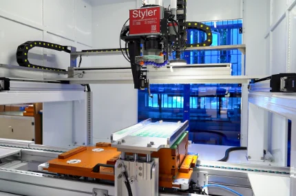 激光焊機(jī)精準(zhǔn)焊接大圓柱電芯